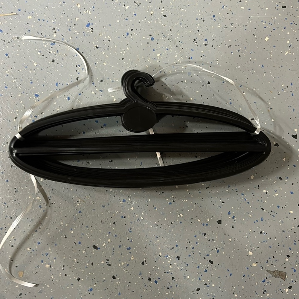 Oval hanger closet organizer